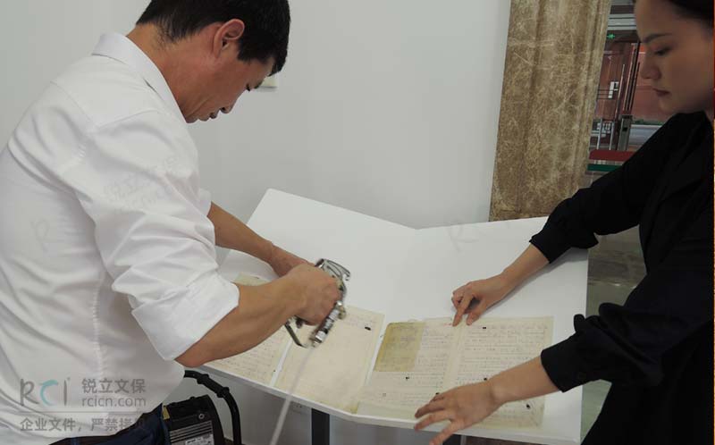 對(duì)錢學(xué)森手稿進(jìn)行脫酸保護(hù)作業(yè) 對(duì)錢學(xué)森手稿進(jìn)行脫酸保護(hù)作業(yè)