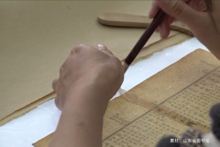 山東圖書館古籍修復(fù)師王曄正在修復(fù)古籍 山東圖書館古籍修復(fù)師王曄正在修復(fù)古籍