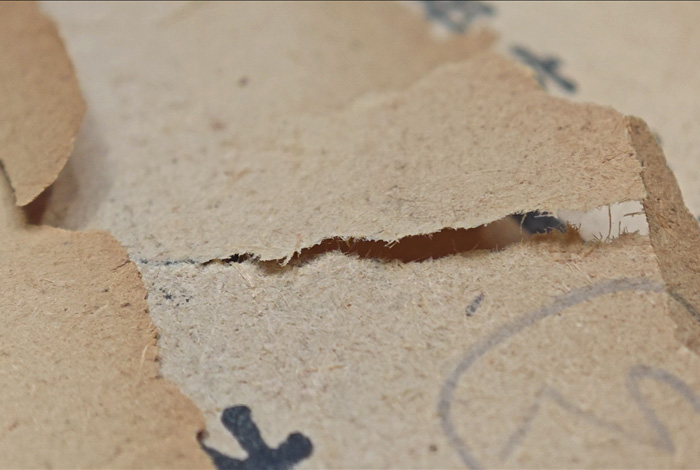 酸化破損嚴重的文獻紙張 酸化破損嚴重的文獻紙張