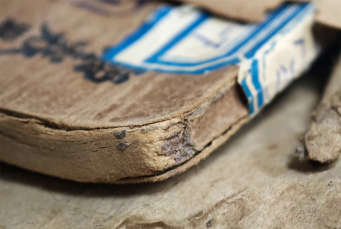 嚴(yán)重酸化損毀的紙質(zhì)文獻(xiàn)