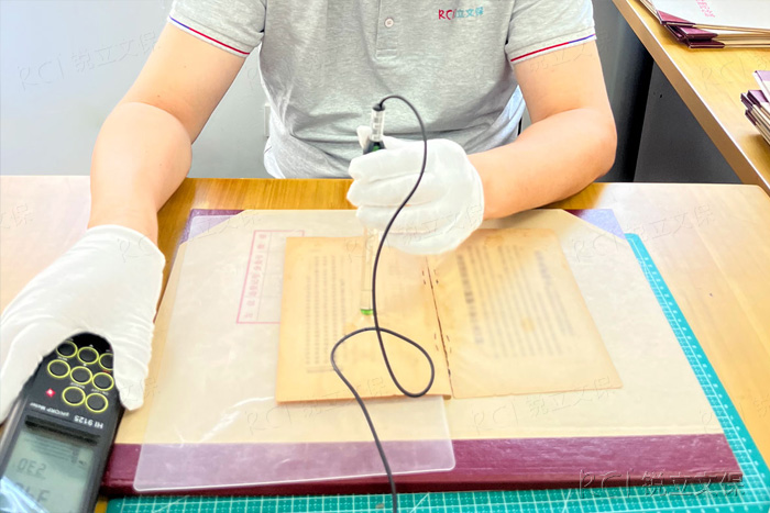 上海宋慶齡故居紀(jì)念館紙質(zhì)文獻(xiàn)脫酸前的pH檢測(cè)